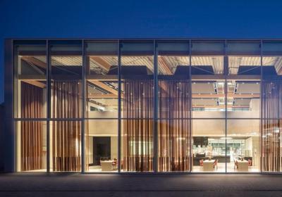 Brunner创意工场，模块化木构与玻璃的轻工业HENN Architekten